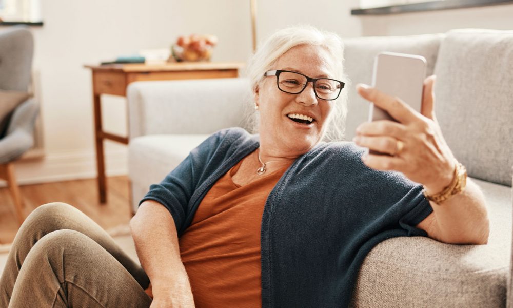 Hej pensionär!  Uträtta ärenden och håll kontakten med vänner och familj digitalt.